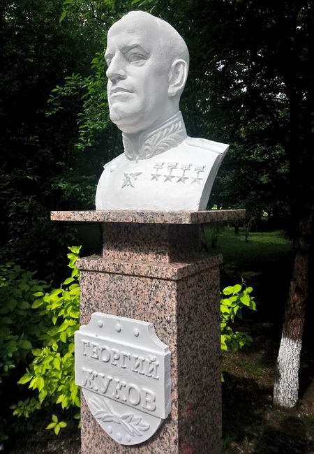 Памятник Жукову